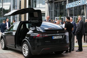 Steuerfachtagung Celle 2017, Steuerfach- und Zukunftskongress Celle 2017, Steuerberaterverband Niedersachsen Sachsen-Anhalt, Die Teilnehmer der Steuerfachtagung bestaunen das Model X von Tesla auf der Steuerfachtagung in Celle     