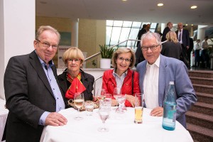 Steuerfachtagung Celle 2017, Steuerfach- und Zukunftskongress Celle 2017, Steuerberaterverband Niedersachsen Sachsen-Anhalt, Nach vielen Vorträgen zu Steuerrecht und Digitalisierung entspannen die Teilnehmer bei kühlen Getränken    