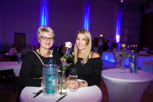Steuerfachtagung Celle 2017, Steuerfach- und Zukunftskongress Celle 2017, Steuerberaterverband Niedersachsen Sachsen-Anhalt, Beide Damen lassen gemeinsam einen gelungen Tag voller Fachvorträge in Celle ausklingen    
