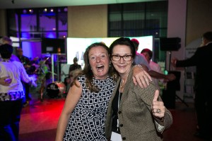 Steuerfachtagung Celle 2017, Steuerfach- und Zukunftskongress Celle 2017, Steuerberaterverband Niedersachsen Sachsen-Anhalt, Sabine Heißenberg und Irmgard A. Lohmann genießen zusammen den Abend auf der Steuerfachtagung    
