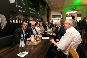 Steuerfachtagung Celle 2017, Steuerfach- und Zukunftskongress Celle 2017, Steuerberaterverband Niedersachsen Sachsen-Anhalt, Sven Heißenberg, Christian Böke und Dr. George Alexander Wolf inmitten der Gäste des Get Togethers   